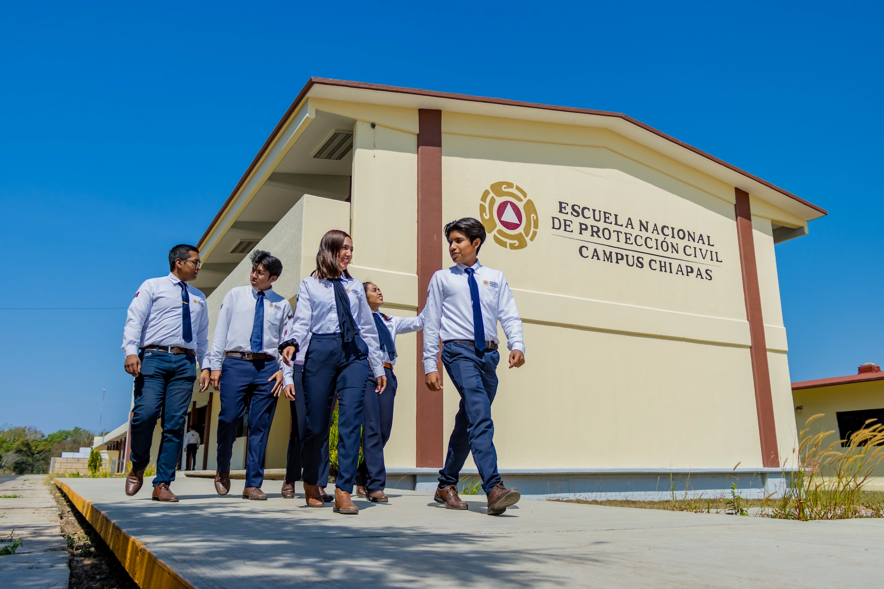 Comunidad ENAPROC frente a las instalaciones